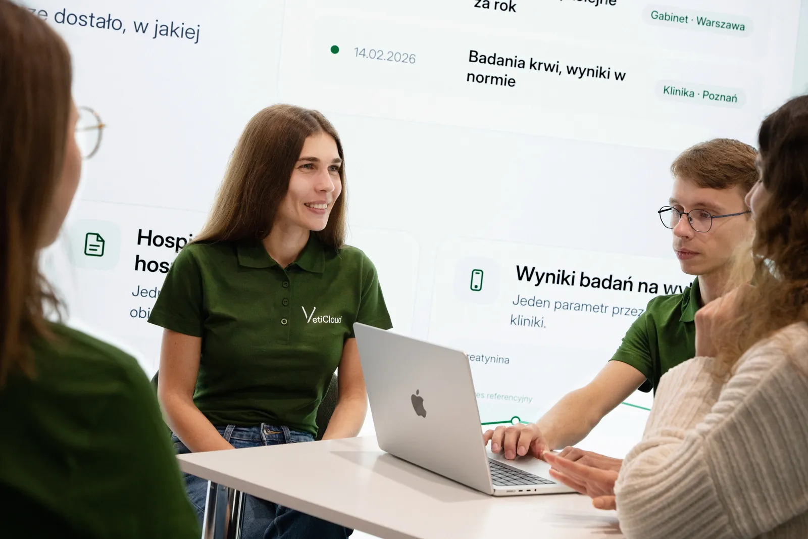 Rozmowa o programie weterynaryjnym przy stoliku na stoisku VetiCloud