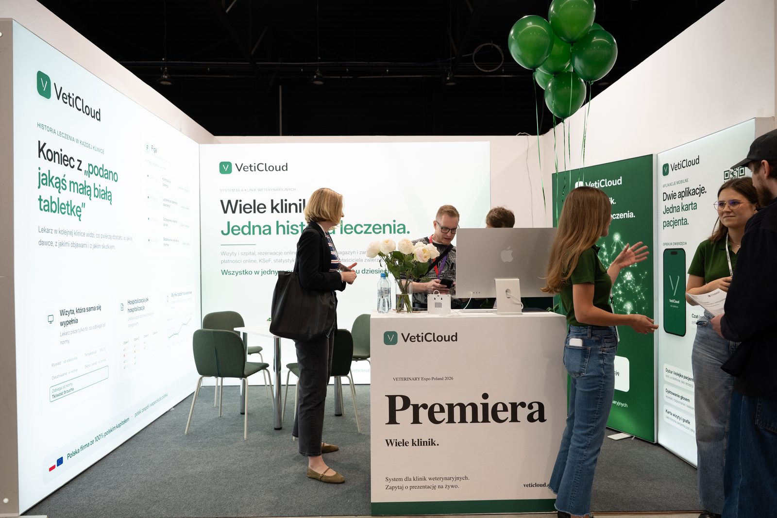Stoisko VetiCloud F10 na targach VETERINARY Expo Poland 2026 w Ptak Warsaw Expo, odwiedzający przy ladzie z napisem „Premiera”