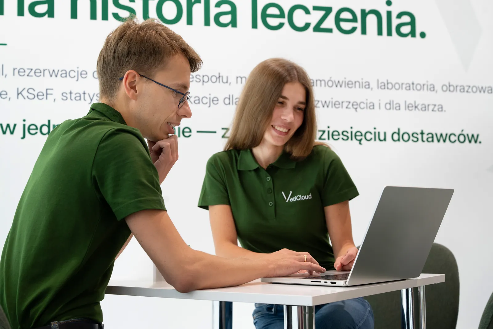Zespół VetiCloud przy laptopie na stoisku podczas targów VETERINARY Expo Poland 2026