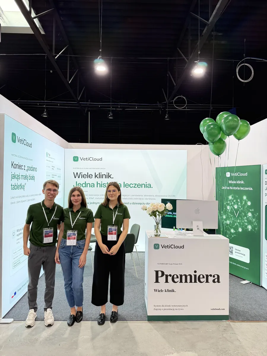 Trzyosobowy zespół VetiCloud przed stoiskiem F10 z ladą „Premiera” na targach VETERINARY Expo Poland 2026