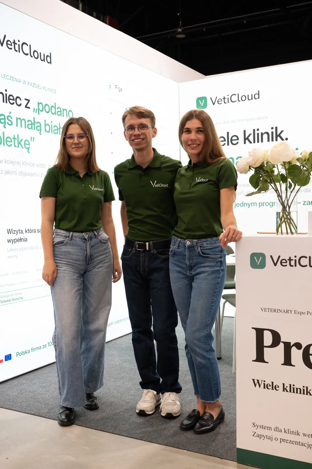 Zespół VetiCloud w zielonych koszulkach na stoisku podczas targów VETERINARY Expo Poland 2026